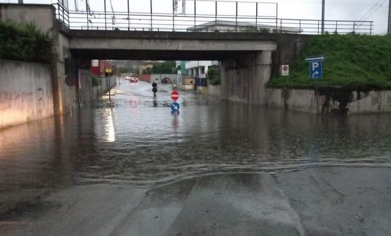 Temporale su Salerno e disagi, allagato sottopasso