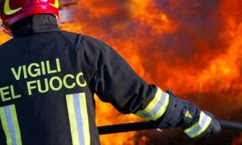 Pagani, paura per un incendio: a fuoco rifiuti e sterpaglie