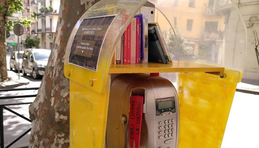 Eboli, postazione telefonica trasformata in mini biblioteca