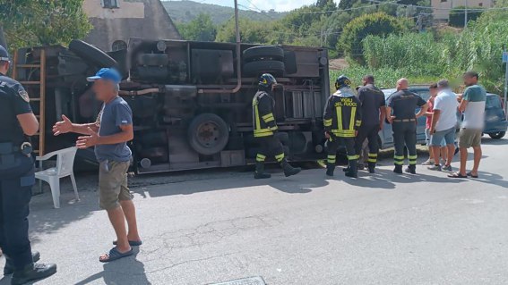 Castellabate, camion si ribalta in zona porto a San Marco