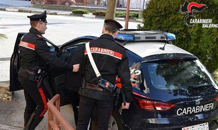 Tentano di smontare auto a Pisciotta, arrestati