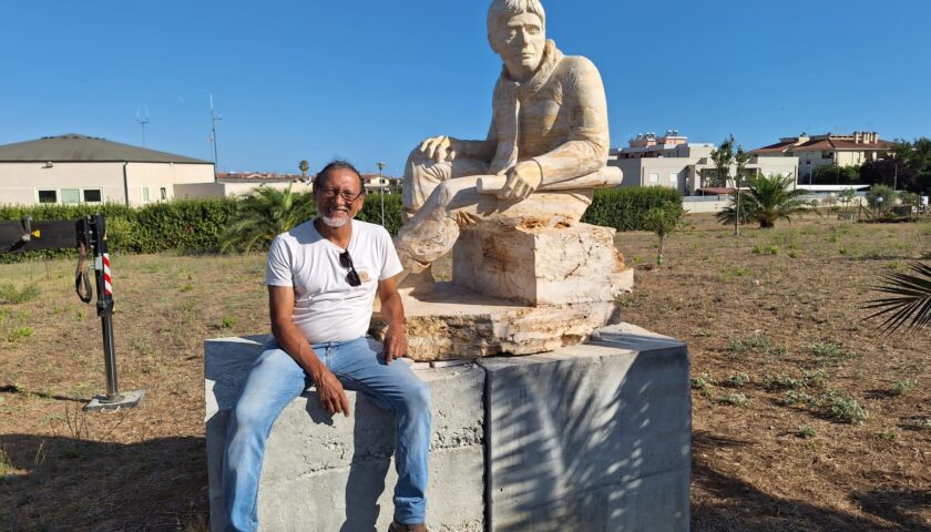 FONDAZIONE VASSALLO: UNA SCULTURA IN MARMO TRAVERTINO CELEBRA SINDACO PESCATORE ANGELO VASSALLO A LADISPOLI