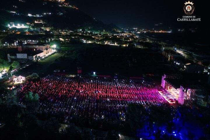 A CASTELLABATE GRANDE SUCCESSO CONCERTO DI GIGI D’ALESSIO