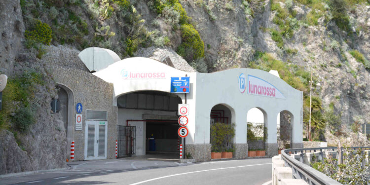 Amalfi, aperto anche il terzo piano del parcheggio in roccia Luna Rossa