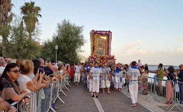 Salerno, tanta gente sul lungomare per la Madonna che viene dal Mare