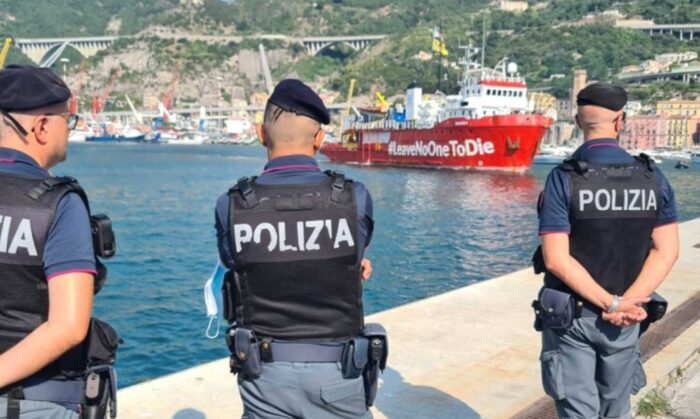 Salerno, sbarcati i 114 migranti arrivati a bordo della SeaEye4