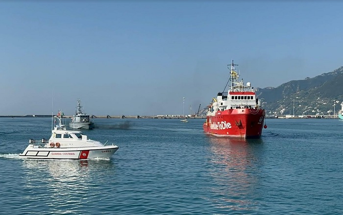 Violazione della legge italiana,  multata e bloccata nel porto di Salerno la nave che ha trasportato 114 migranti