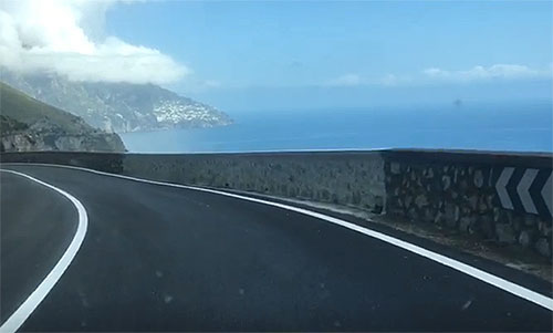 Incendio a Maiori, riaperta a senso unico alternato la strada Amalfitana