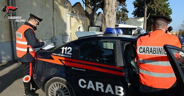 Non si ferma all’alt e scappa, 20enne acciuffato e denunciato insieme ad altri due giovani salernitani