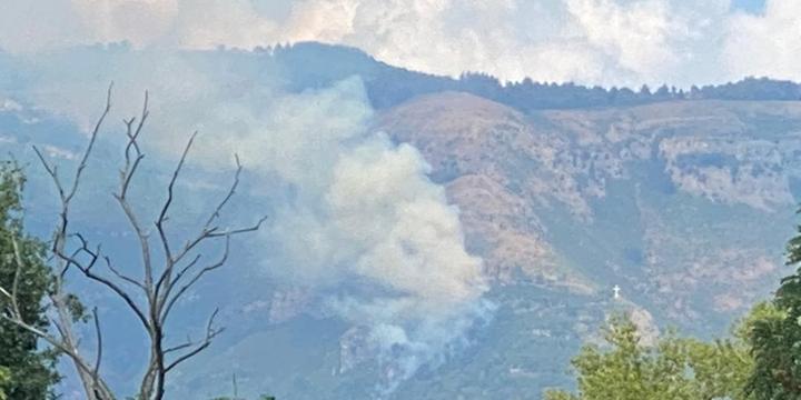 Emergenza incendi, a Salerno in fiamme il Monte Stella