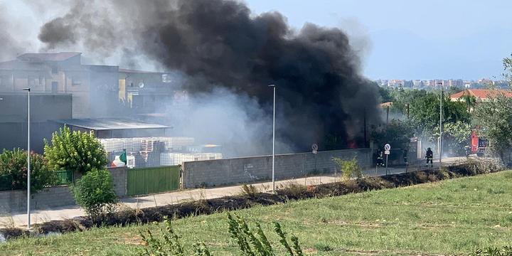 Capaccio, vasto incendio a Ponte Barizzo: a fuoco auto e barca