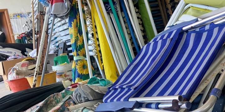 Ad Ascea operazione in spiaggia contro gli abusivi: sequestro di ombrelloni, lettini e sdraio