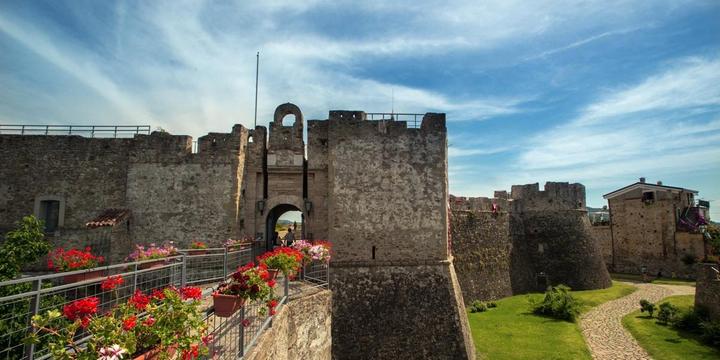 Auto danneggiate nei pressi del castello di Agropoli, responsabile individuato