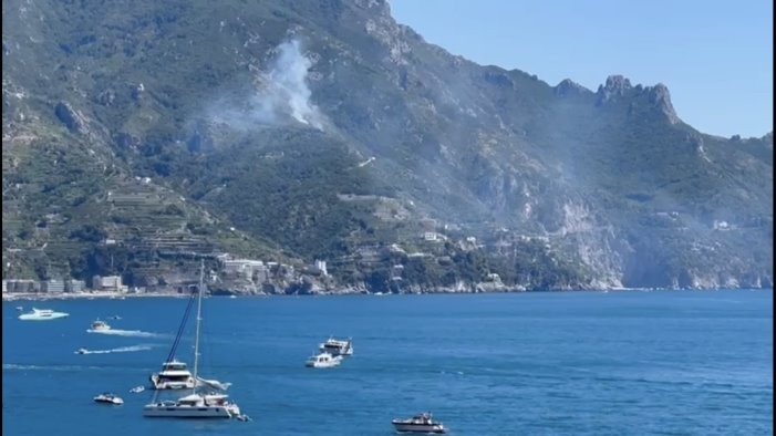 Incendio a Capo d’Orso, strada chiusa fino a oggi