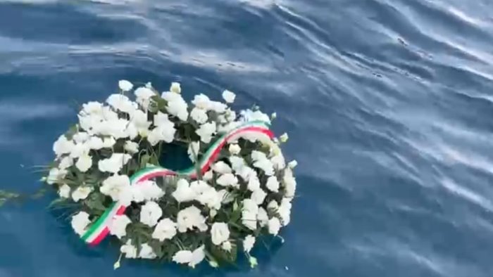La Costiera Amalfitana ricorda con una corona in mare la turista americana