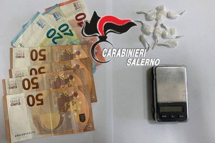 Salerno, scoperto con 10 dosi di droga: arrestato 40enne