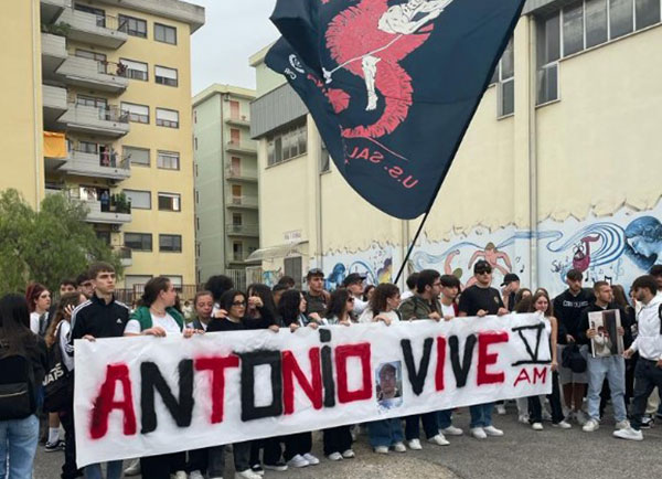Salerno: gli studenti dell’Alfano I nel ricordo di Antonio Senatore, morto ieri notte tragicamente