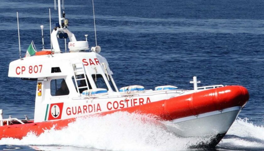 Agropoli, catamarano si incaglia nella scogliera: salvate 10 persone