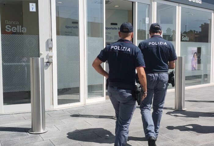 Salerno, rapina di 12mila euro a imprenditore: caccia ai due banditi