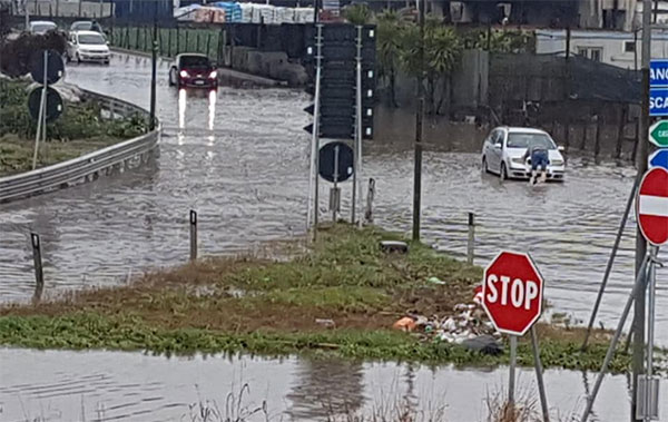 Maltempo, auto bloccata nel sottopasso a Sarno: salvati gli occupanti