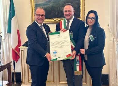 IL SINDACO DI PELLEZZANO FE LA SORELLA TIZIANA ACCOLTI A ROMA DAL VICEPRESIDENTE DELLA CAMERA MULE’, TARGA COMMEMORATIVA NEL RICORDO DI ALESSANDRO FARINA