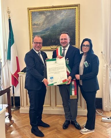 IL SINDACO DI PELLEZZANO FE LA SORELLA TIZIANA ACCOLTI A ROMA DAL VICEPRESIDENTE DELLA CAMERA MULE’, TARGA COMMEMORATIVA NEL RICORDO DI ALESSANDRO FARINA