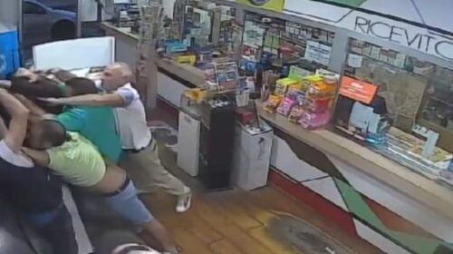 Rapinatore accerchiato e disarmato da clienti e personale di un bar