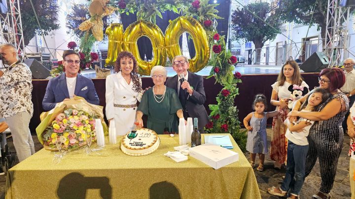 San Marzano sul Sarno in festa per la centenaria Raffaella “zi’ Faiolla” Napoli