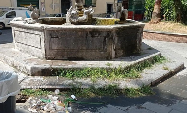 Statua imbrattata in piazza Abate Conforti a Salerno, la perizia costa 2500 euro al Comune