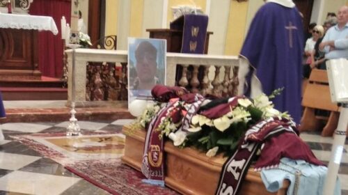 Vietri sul Mare, lacrime e commozione per l’ultimo saluto ad Antonio Senatore