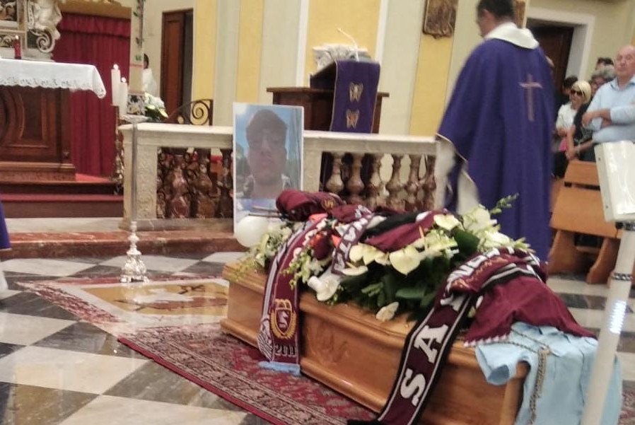 Vietri sul Mare, lacrime e commozione per l’ultimo saluto ad Antonio Senatore