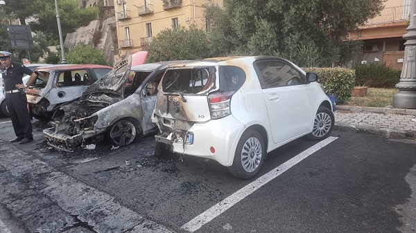 Salerno, tre auto in fiamme a via Ligea