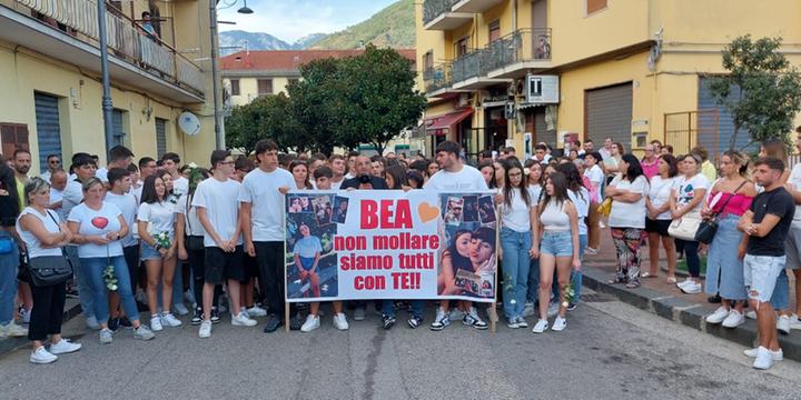 Fiaccolata e striscione a Giffoni Valle Piana per la ragazza ferita gravemente in un incidente stradale