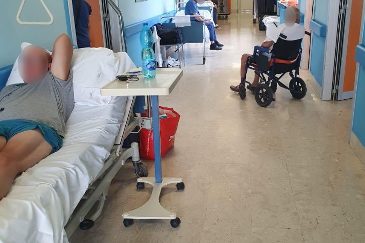 Pazienti ricoverati nei corridoi all’ospedale di Nocera Inferiore, la denuncia della Fials