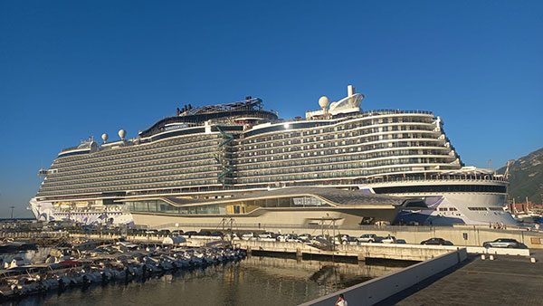 Salerno, alla Stazione Marittima è attraccata la Norwegian Epic