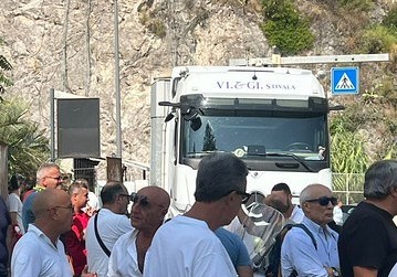 Salerno, presidio al porto dopo la tragedia costata la vita a un 29enne siciliano