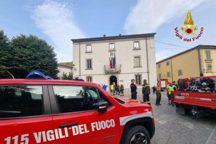 Sciame sismico con 55 scosse, scuole chiuse e gente in strada