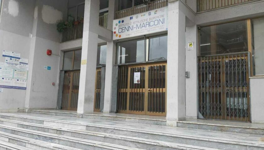 Vallo della Lucania, studente spara alla professoressa con la pistola a pallini durante l’ora di lezione