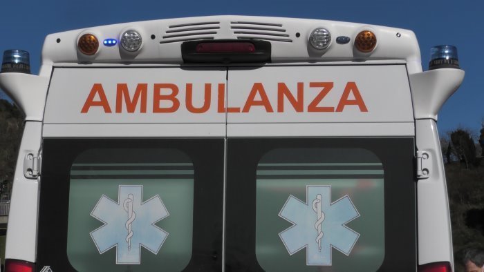 Auto contro guardrail all’altezza di Casalbuono sulla A2: famiglia in ospedale