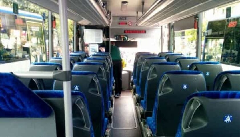 Calci al bus e aggressione all’autista: follia sul pullman diretto a Serre