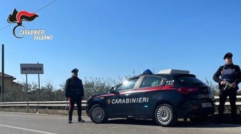 Ruba un’auto a Bellizzi, poi minaccia e aggredisce i carabinieri: arrestato