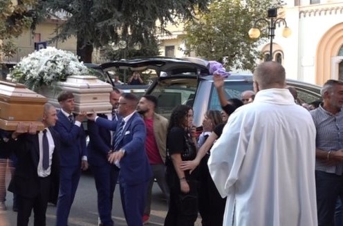 Addio a Marika e Pierpaolo vittime di un tragico incidente a Bellizzi, il parroco: “come sposi vanno verso il Signore”