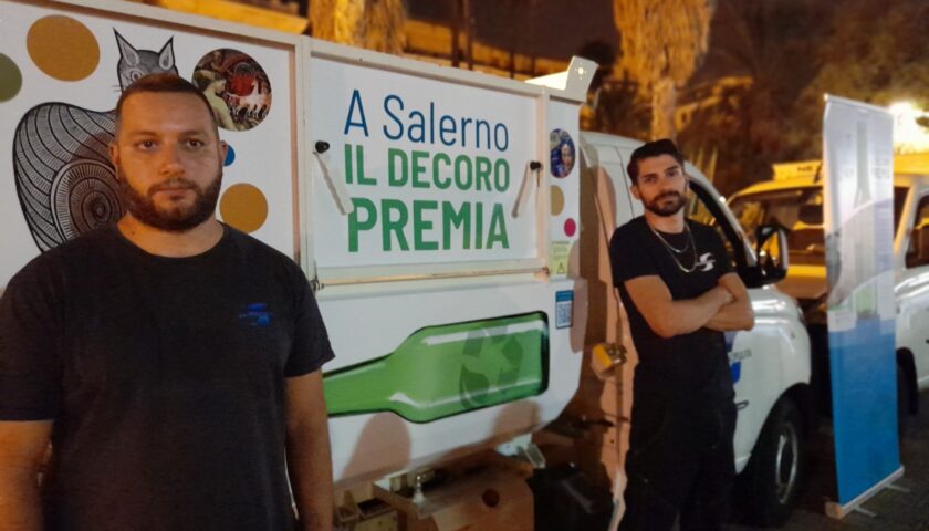 “Il decoro premia”, iniziata ieri sera la raccolta delle bottiglie di vetro nella movida di Salerno