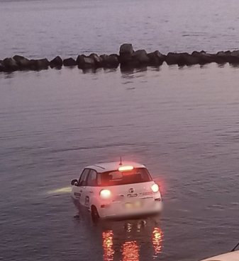 Pollica, auto senza freno inserito finisce in mare a Pioppi