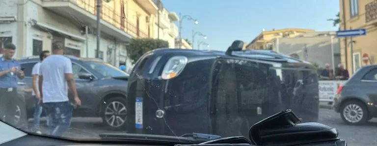 Sarno, auto si ribalta dopo uno scontro