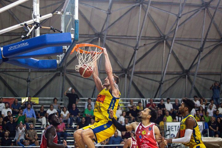 LOGAN E PINKINS DA URLO, ESTRA PISTOIA K.O.: PRIMA VITTORIA PER SCAFATI