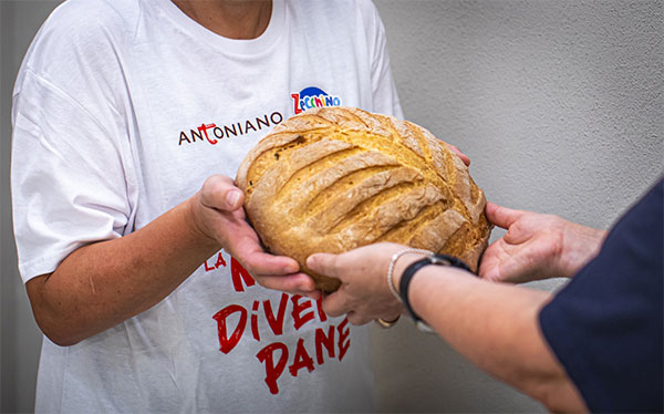 Lotta alla povertà: a Cava de’ Tirreni frati distribuiscono pane in strada