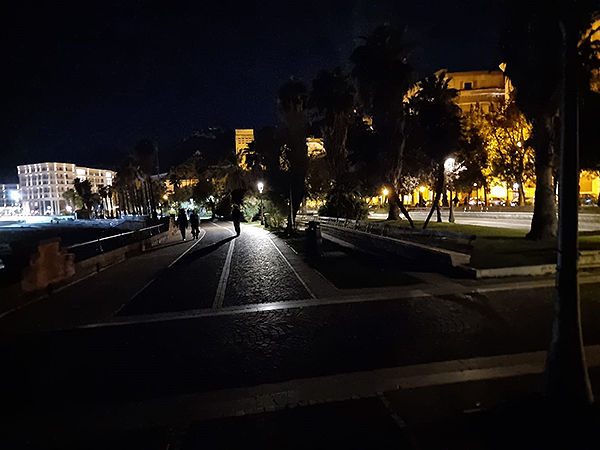 Salerno al buio, si corre ai ripari con le luci del led