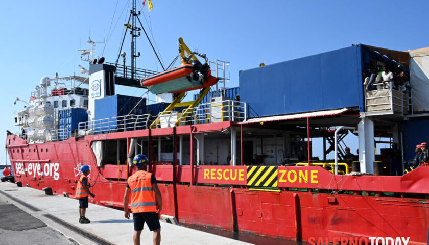 Nave migranti Ong bloccata nel porto di Salerno, presentato un altro ricorso