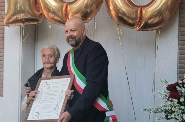 Caselle in Pittari fa festa per i 100 anni di nonna Teresa